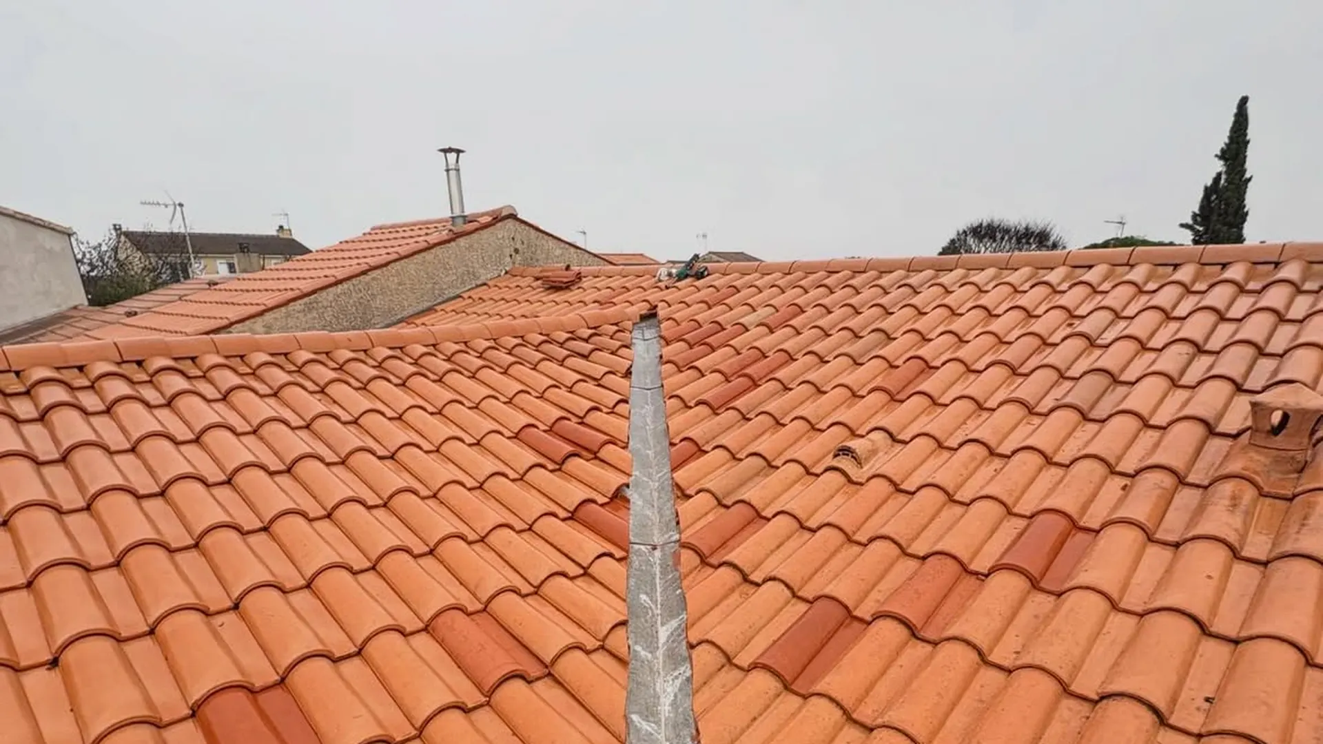 Noue de toiture en tuiles et fenêtre de toit rénovées par JLZ Toiture, couvreur en Charente-Maritime