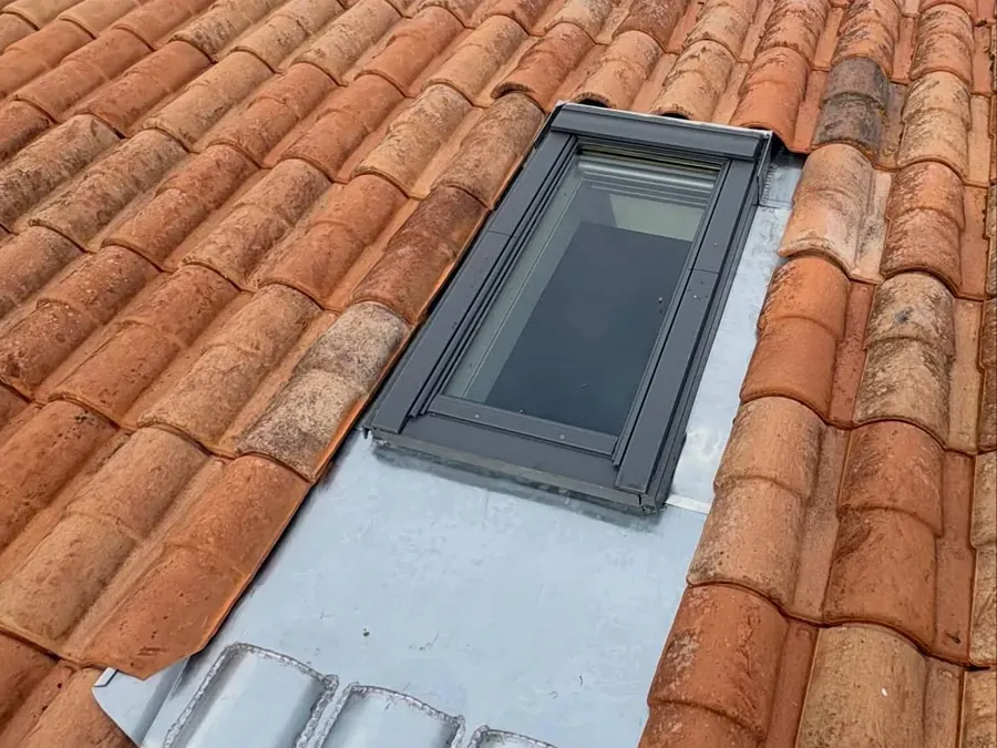 Réparation d'étanchéité et raccord zinc autour d'un Velux près de Royan